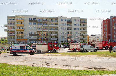 Gdansk-Chelm, pozar dachu bloku mieszkalnego przy ulicy...