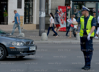 Gdynia, ul. Swietojanska. Policjanci promuja ogolnopolskie...