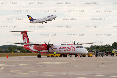 Port Lotniczy Gdansk. Nz. Dash Q400 Airberlin w tle...