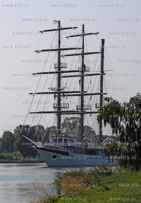 Zaglowiec szkolny Le Quy Don wybudowany w gdanskiej...