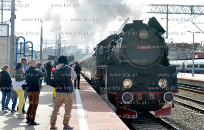 Przejazd pociagiem specjalnym, ciagnietym przez parowoz...