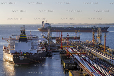 Irański supertankowiec M/T Atlantas wpływa do Naftoportu...