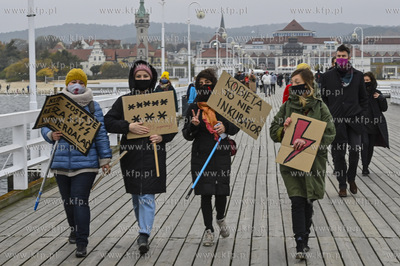 Sopot. Molo. Protest Kobiet po wydanym orzeczeniu Trybunalu...