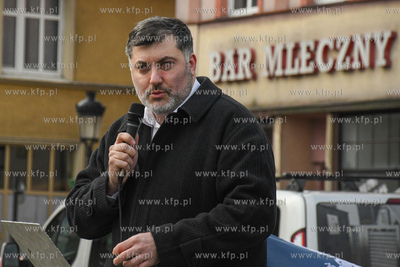 Około setki przeciwników szczepień i obostrzeń...