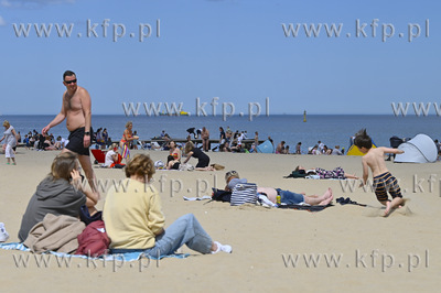 Sopot. Długi weekend w Sopocie pelen turystow na plazy,...