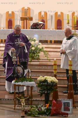 Rodzina, przyjaciele i znajomi pożegnali podczas mszy...