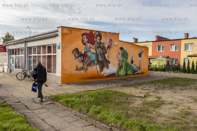 Bajkowy mural Marka "Looneya" Rybowskiego na ścianie...