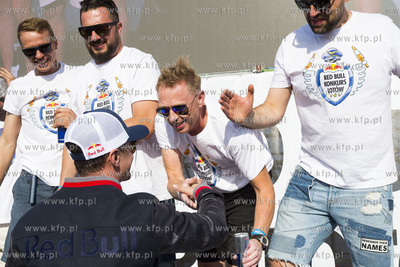 Red Bull Konkurs Lotów w Gdyni. Nz. Adam Małysz wręcza...