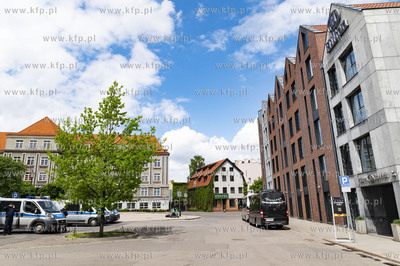 Kibice Manchester United i Villarreal CF spacerujący...