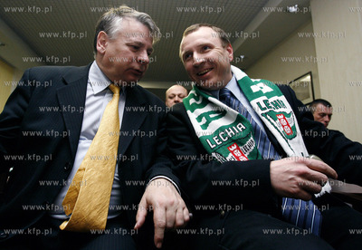 Kibice Lechii Gdansk zlozyli kwiaty pod pomnikiem poleglych...