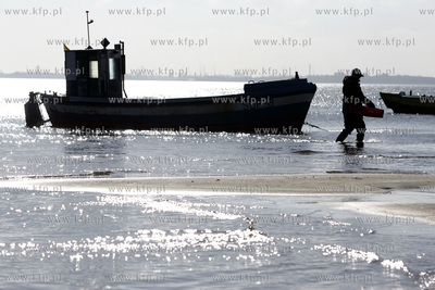 Rybacy w Sopocie wracajacy z polowu. 30.03.2006 fot....