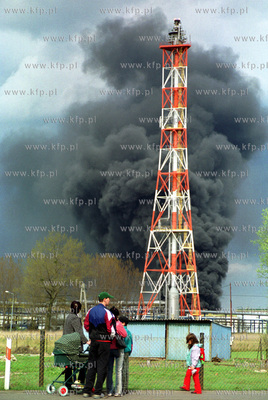 Pozar jednego ze zbiornikow Rafinerii Gdanskiej.3.05.2003fot....