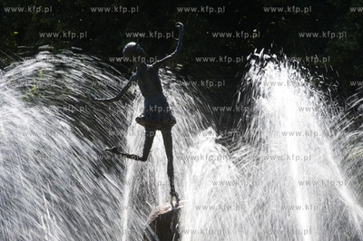 Fontanna na Placu Wybickiego w Gdansku Wrzeszczu. 4.07.2009...