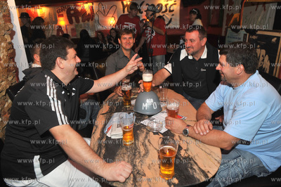 Gazeta Rock Cafe na ulicy Tkackiej w Gdansku. Jeden...