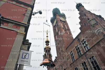 Montaz odrestaurowanego helmu Ratusza Glownego Miasta...