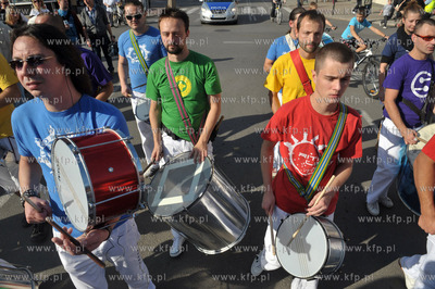 Gdansk. ul. Podmlynska. Parada z udzialem bebniarzy,...