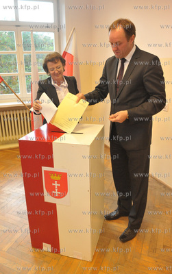 Wyboryparlamentarne 2011. Lokal wyborczy w budynku...