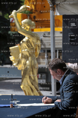 Uroczystosci symbolicznego umieszczenia aktu pamiatkowego...