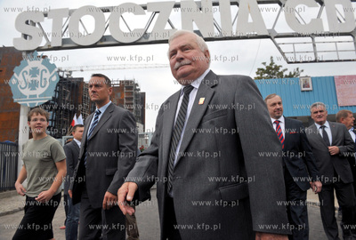 Byly prezydent Lech Walesa odwiedzil budowe ECS. Na...