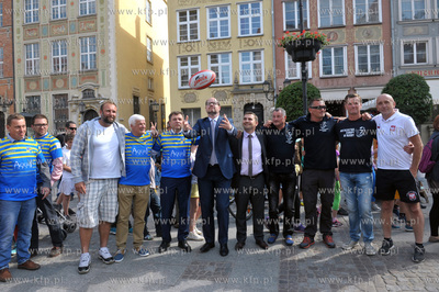 Proba bicia rekordu swiata w podawaniu pilki do rugby...