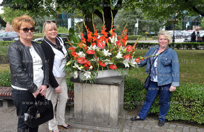 Gdanskie kwiaciarki zlozyly kwiaty pod pomnikiem Jana...