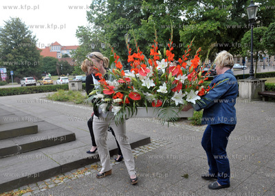 Gdanskie kwiaciarki zlozyly kwiaty pod pomnikiem Jana...