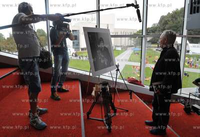 40 Festiwal Filmowy w Gdyni. Rober Glinski oglada wystawe...
