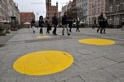 Gdansk. Długi Targ. Zolte plamy namalowne przez grupe...