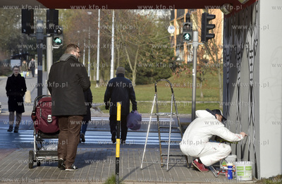 Mural autorstwa Grzegorza Zająca powstaje w przejściu...
