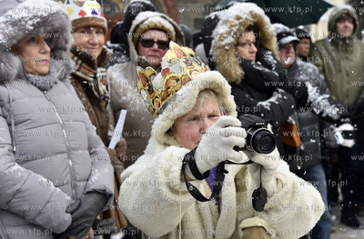Orszak Trzech Króli w Sopocie. Plac przed kościołem...