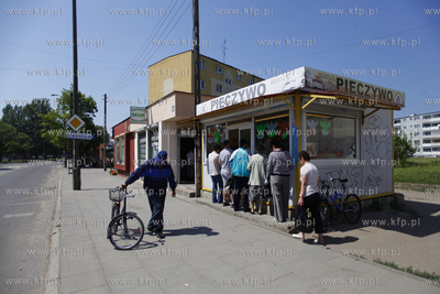 Gdansk Stogi. Kolejka po pieczywo.
30.05.2011
fot....