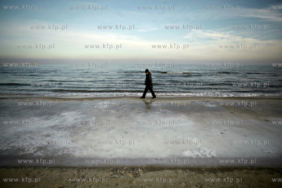 Sopot. Zatoka Gdańska zaczyna zamarzać.
31.01.2012
fot....