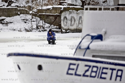 Wędkarze łowią ryby na zamarzniętej Motławie.
13.02.2012
fot....