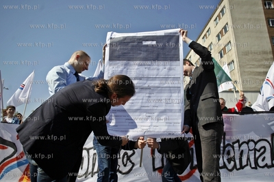 Gdansk. Urzad skarbowy przy ul. Kolobrzeskiej. Protest...
