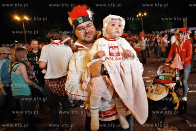 Gdansk. Mistrzostwa europy w pilce noznej. Kibice ogladaja...