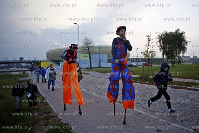 Gdansk Letnica. Parada szczudlarzy, ktora miala na...