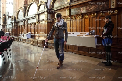 Gdansk. Dwor Artusa. Wystawa Prosimy dotykac eksponatow,...