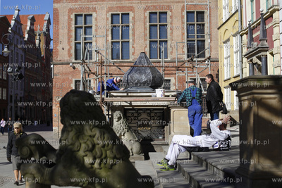 Montaz wyremontowanej kopuly na przedprozu Dworu Artusa...