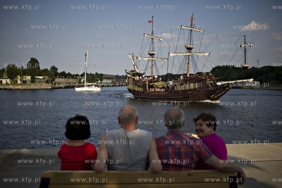 Gdansk. Letni spacer na falochron Zachodni w Nowym...