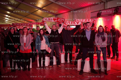 Mistrzostwa Europy w piłce ręcznej. Kibice oglądają...