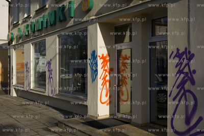 Sopot. Zniszczone przez graficiarzy komienice przy...