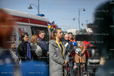 Karetka pogotowia i bus wypełniony sprzętem medycznym...