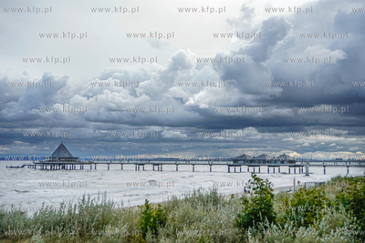 Niemcy. Molo w miejscowości Heringsdorf na wyspie...