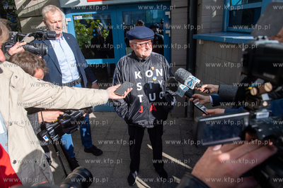 Gdańsk. Lech Wałęsa oddaje głos w wyborach parlamentarnych...