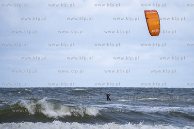 Kitesurferzy w Lubiatowie. 01.10.2023 fot. Paweł Marcinko...