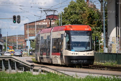 Tramwaj Pesa Swing na Jana Skolna w Gdańsku. W oddali...