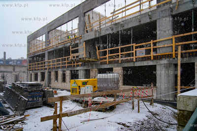 Piecki - Migowo. Zawieszenie wiechy na budowanej szkole...