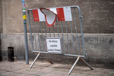 Barkierka ze zakiem zakaz ruchu z dopiskiem Nie dotyczy...