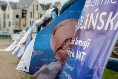 Pętla tramwajowa w Oliwie. Zerwane i zniszczone reklamy...