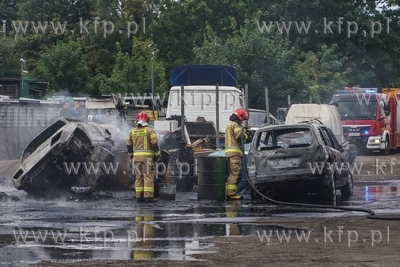 Pożar aut na złomowcu we Wrzeszczu w okolicy sklepu...